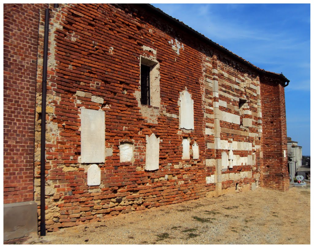 Parete Sud con prima campitura in mattoni lunghi e seconda c. a corsi alternati di pietra e mattoni by Fabrizio Carpignano