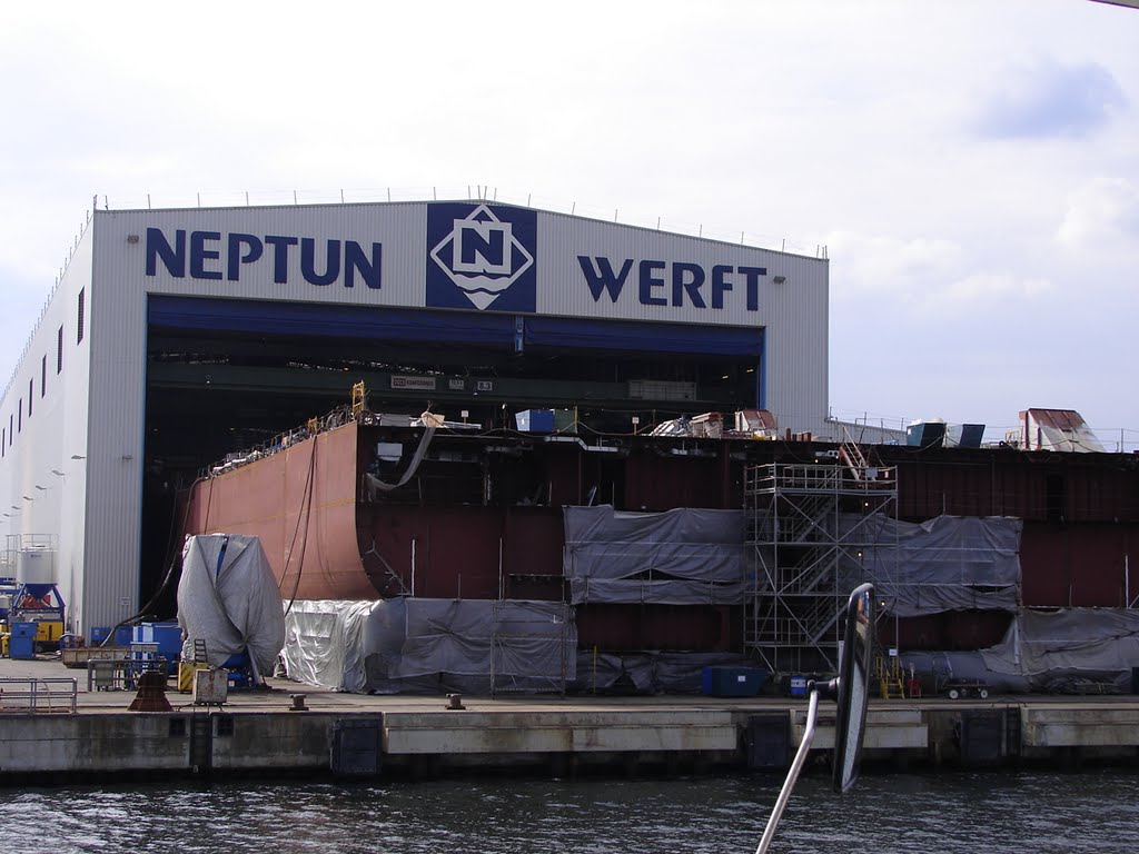 Hafenrundfahrt Warnemünde: Neptun Werft by jholzi