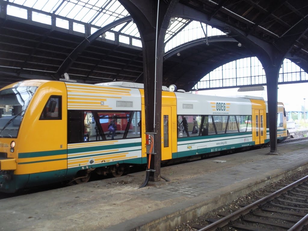 Triebwagen der Ostdeutschen Eisenbahn im Bhf Görlitz by jholzi