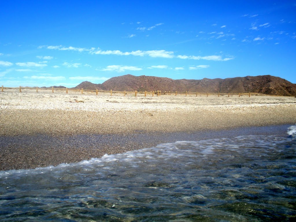 Sierra de Cabo de Gata desde la playa de Las Salinas by paco.cabrera