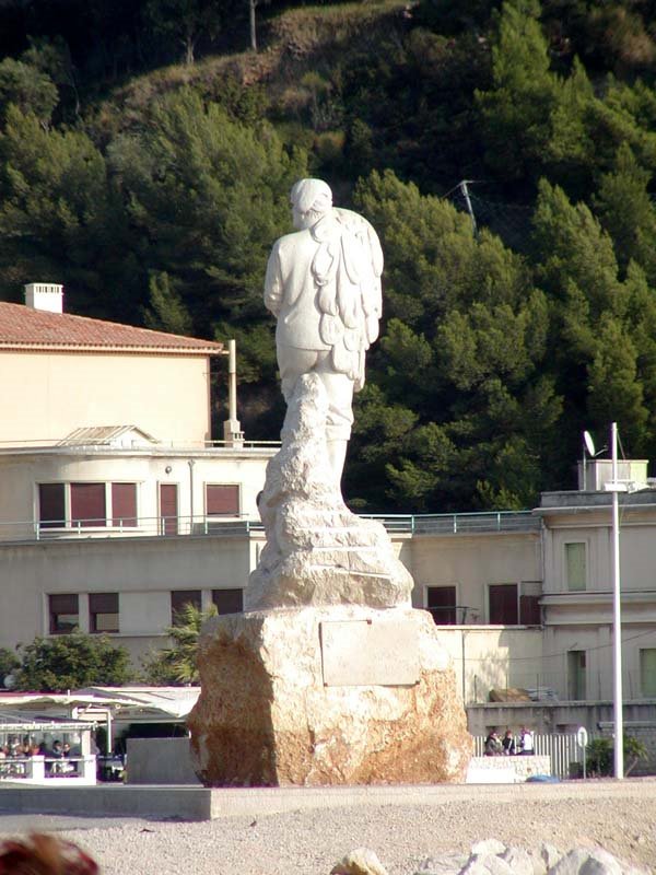 Statue au bout de port de Cassis by Damien Dalby