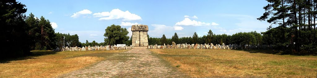 Treblinka, pomnik na terenie obozu zagłady. by Jarek Michalak