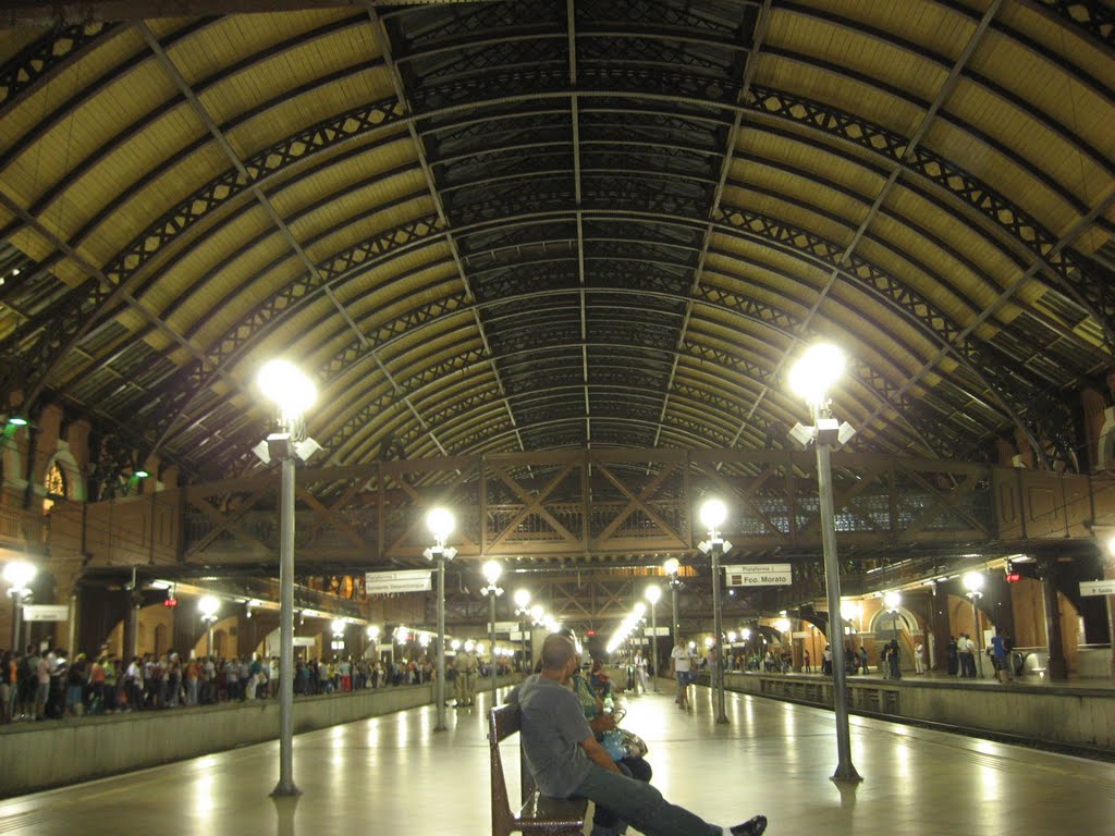 Estacion de Tren en São Paulo by Christian E Castillo