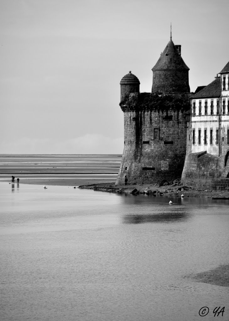 Le Mont-St-Michel : tourelle en NB. by Yannick A (No Views)