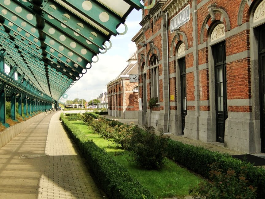 Oudenaarde Oud stationsgebouw by R. Weyts