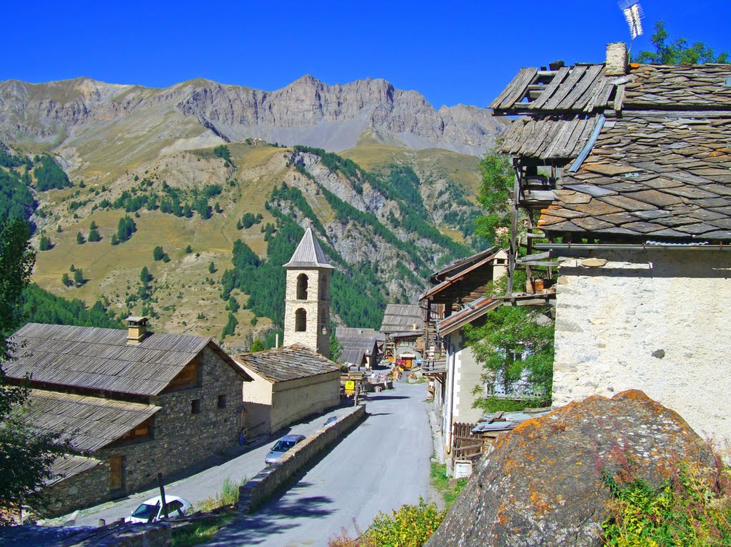 Le village de St. Véran by Lucien ruth