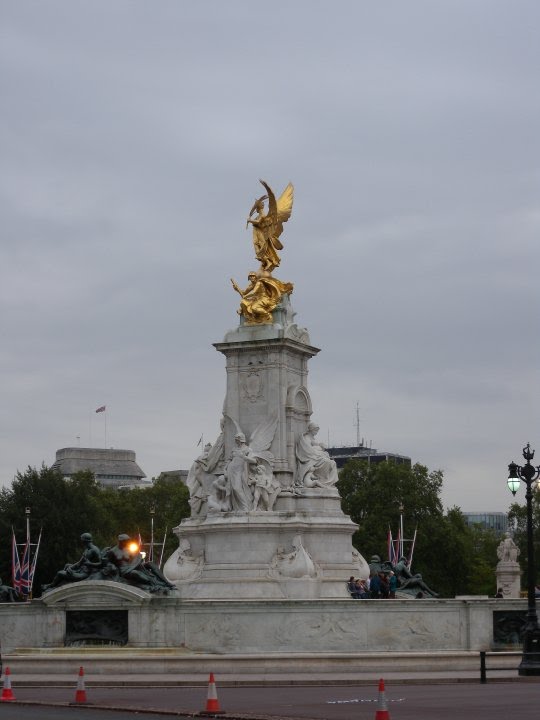 Victoria Monument Outside Buckingham Palace by Orazio Bruno