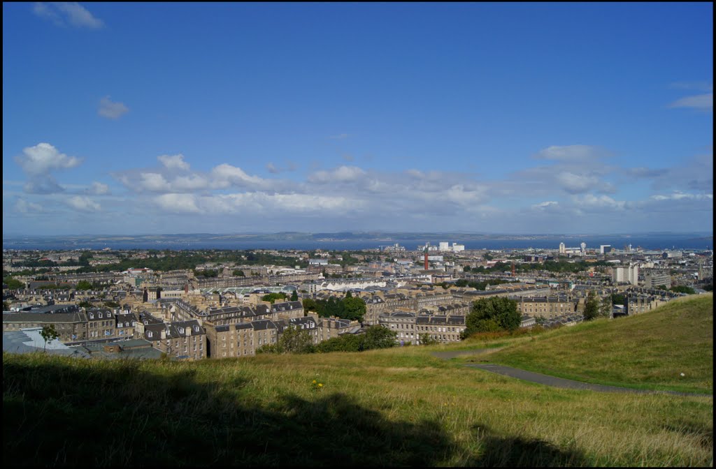 Edynburg -widok na Morze Północne -Park Bench, Calton Hill by Małgorzata Grzywacz