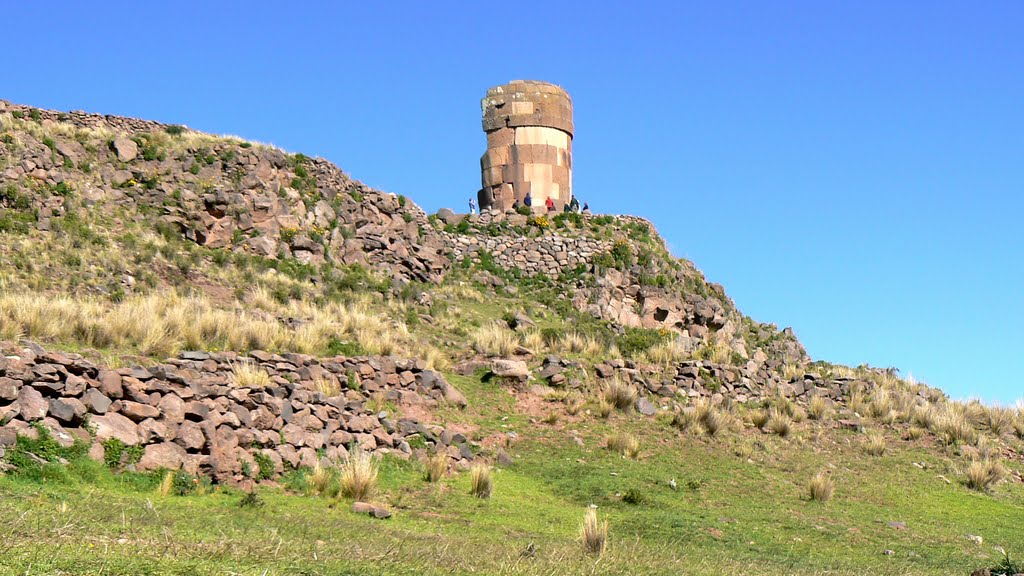 The tombs of Sillustani are built in tower like structures called Chullpas. by Nicola e Pina Peru