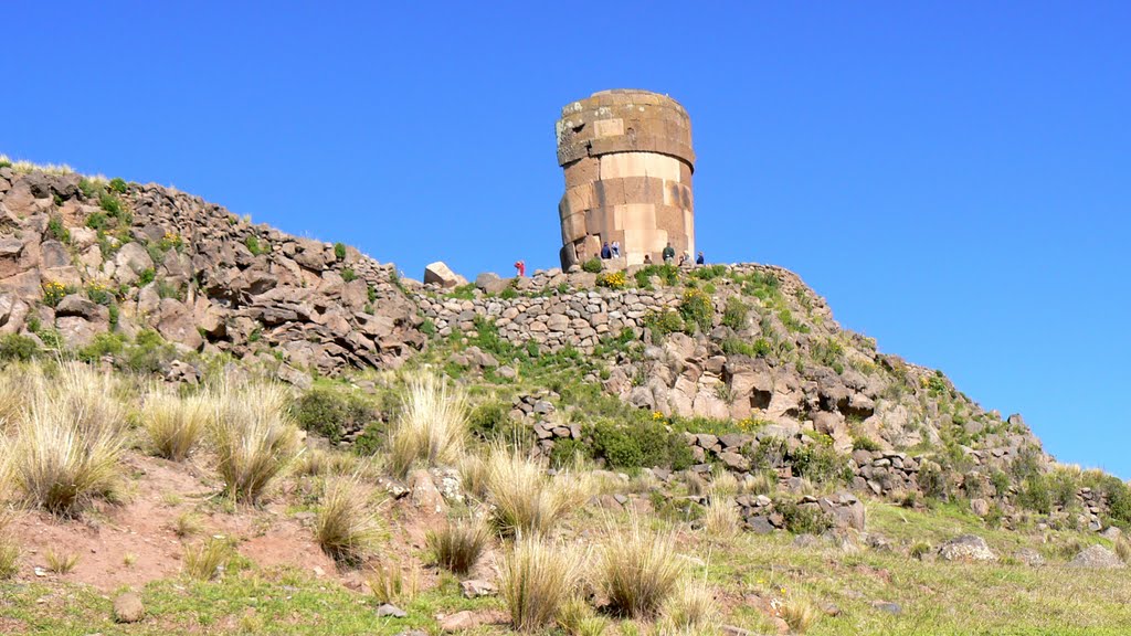 A Chullpa in Sillustani, Peru. by Nicola e Pina Peru