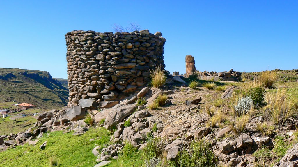 Chullpas in Sillustani, Peru. by Nicola e Pina Peru