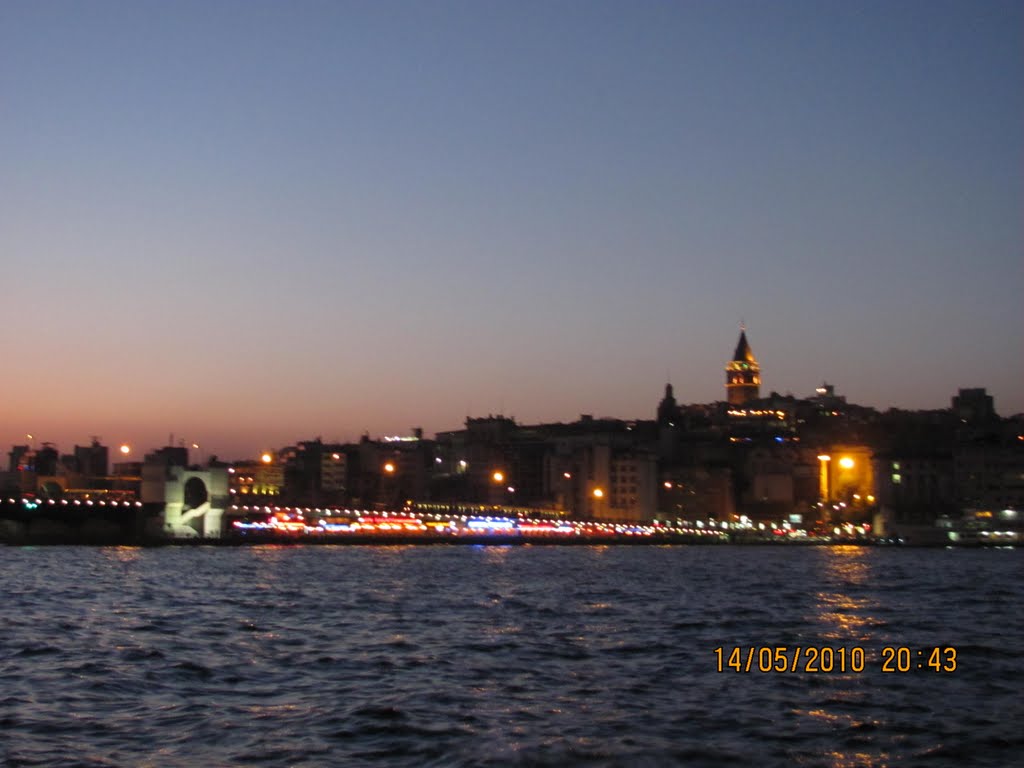 Galata Köprü ve Galata kule görünüyor by Musty Kösehan