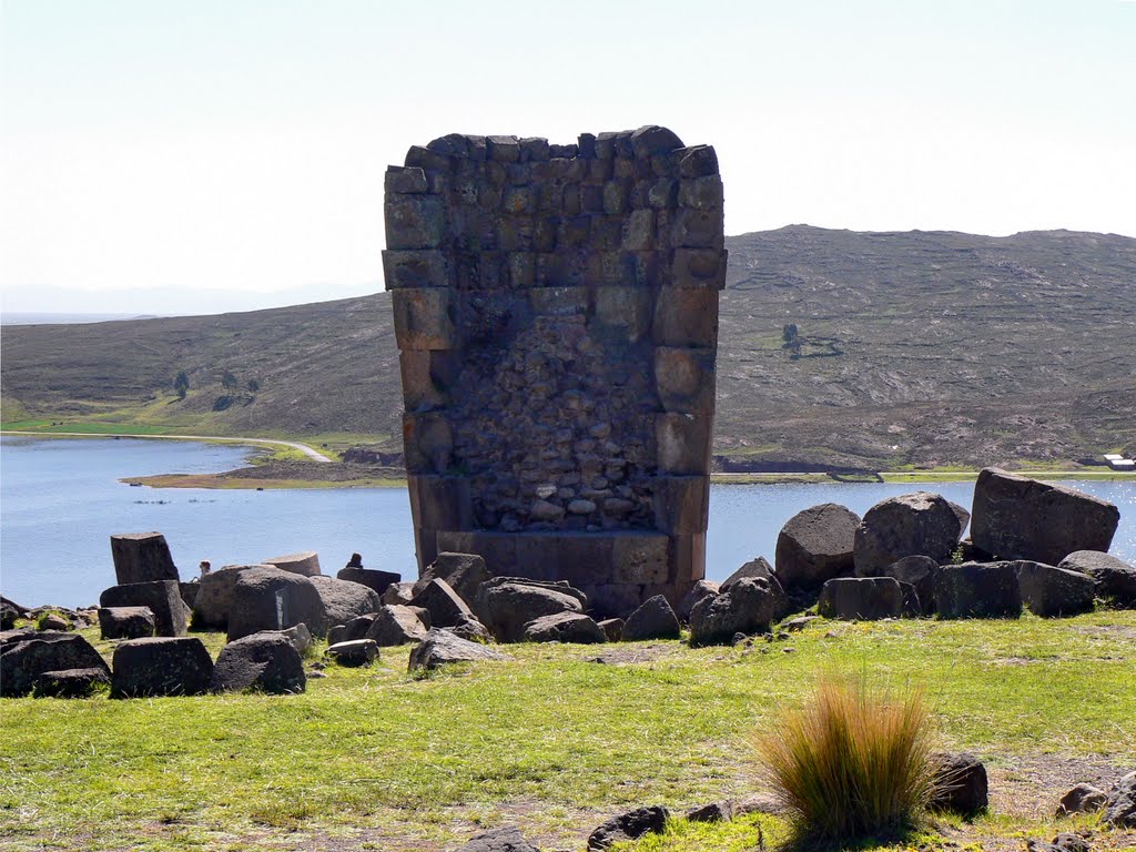 Chullpa in Sillustani, Peru. by Nicola e Pina Peru