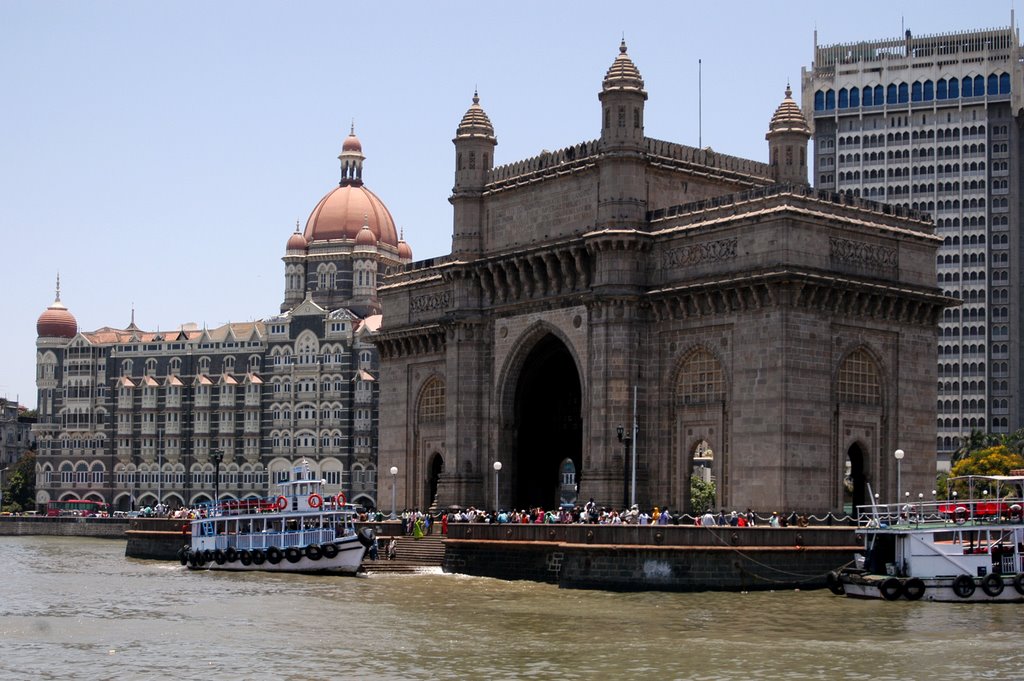 Bombay: Gateway of India by roberto ribotta