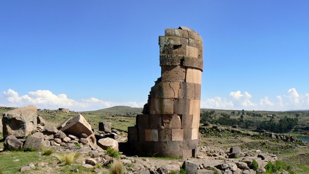 The tombs of Sillustani are built in tower like structures called Chullpas. by Nicola e Pina Peru 2007