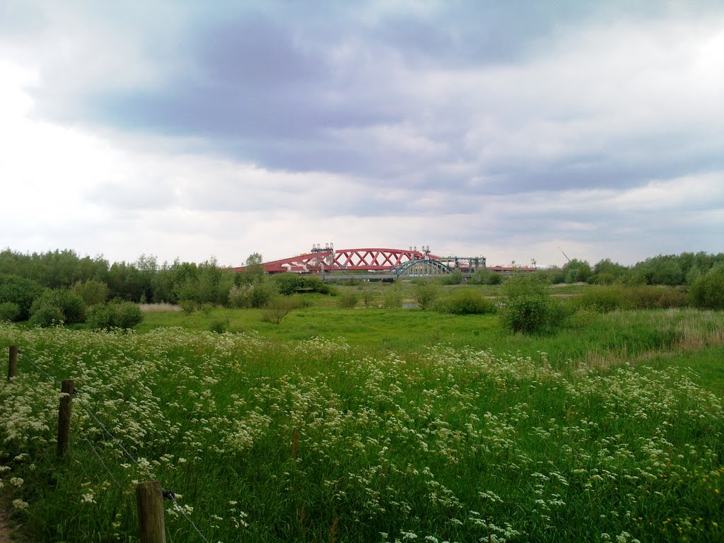 Oude en nieuwe spoorbrug by S. Postema