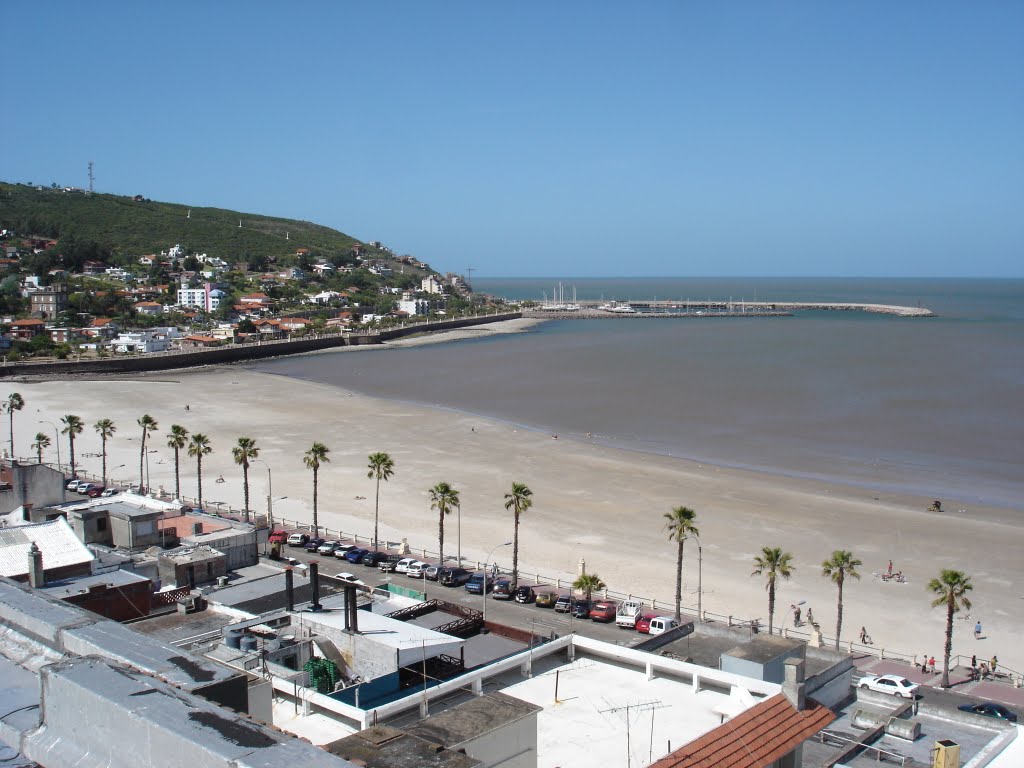 Puerto de Piriápolis y cerro... desde azotea edificio, día de carreras by Tongas