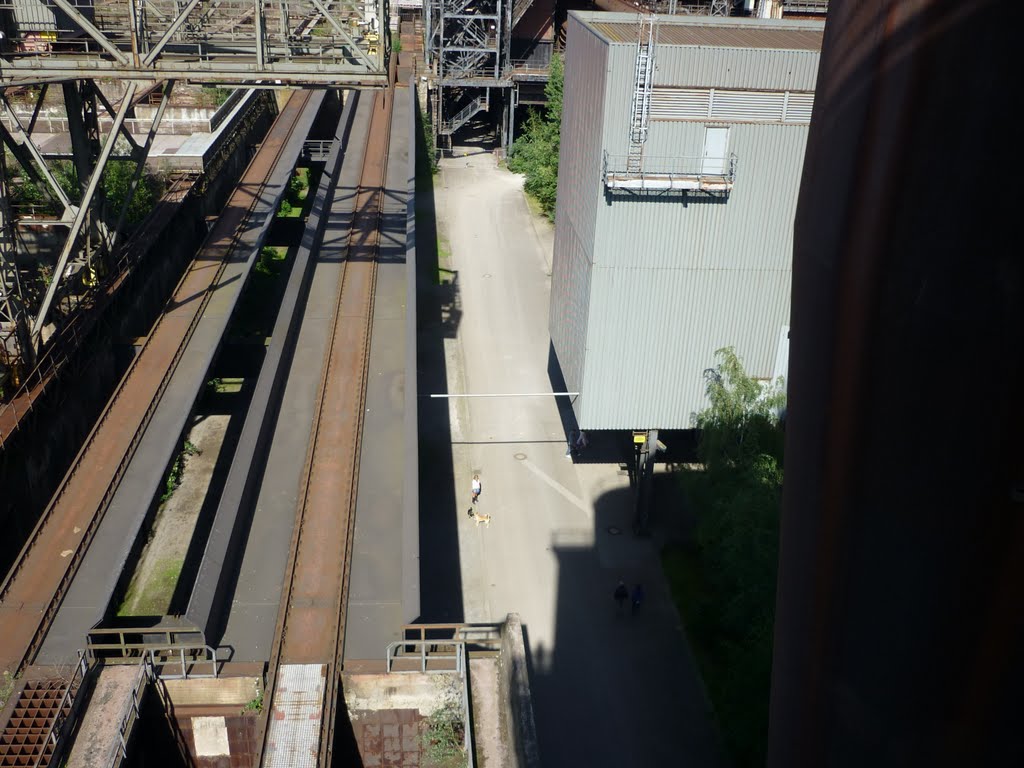 Blick auf die Hochofenstraße (Landschaftspark Duisburg-Nord) / 5.09.2010 by Daniil Bartholomae