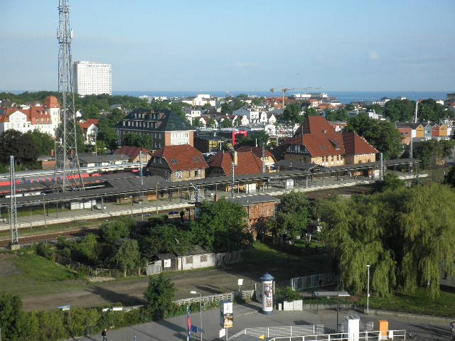 Blick von der AIDAblu - Kapitänsbrücke auf Warnemünde by Uwe Anderson