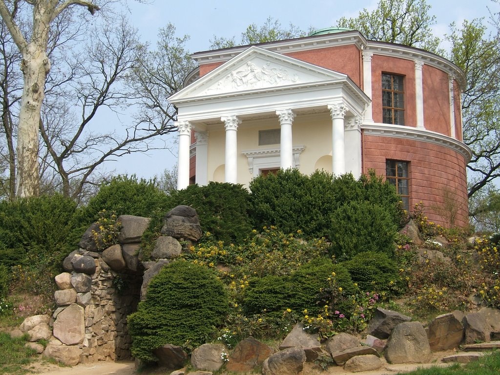 Das Pantheon im Wörlitzer Park by Hannes Zeise