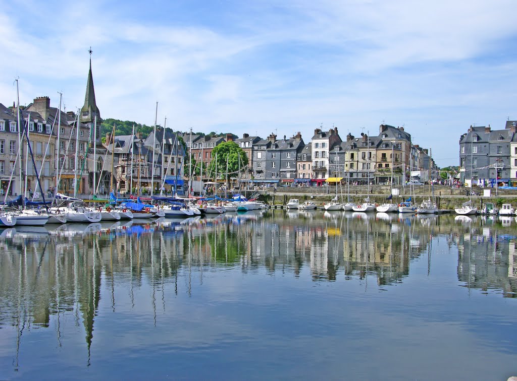 Honfleur : le Vieux Bassin, le quai St-Étienne (à gauche) et l'entrée de la rue de la République by François Madic