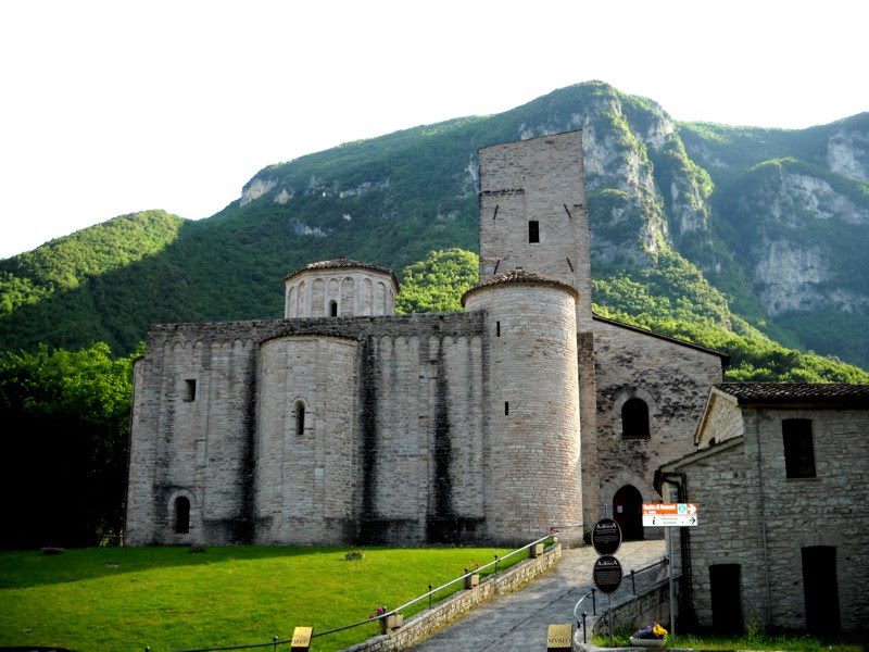 Abbazia di S.Vittore, S.Vittore delle Chiuse AN by Remo Framba