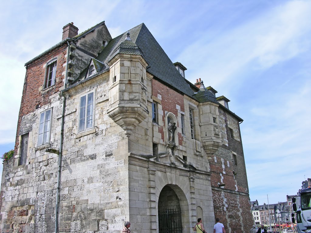 Honfleur : la Lieutenance, côté Ouest by François Madic