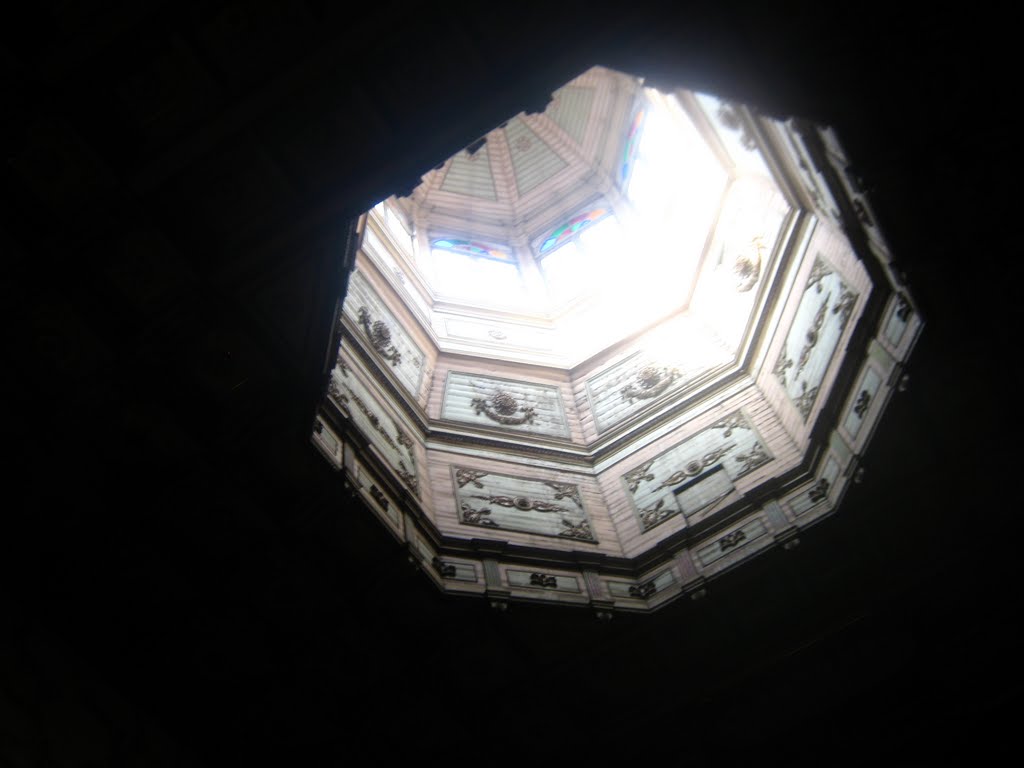 Entrada de luz en el techo de la Iglesia SAn Francisco by maria pilar castelló…