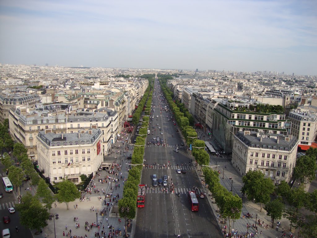 Paris, France - Avenue des Champs-Elysées (Prise l'Arc de Triomphe) by L.S.Macedo