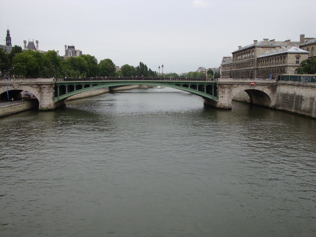 Paris, France - Pont Notre Dame (Sur La Seine) by L.S.Macedo