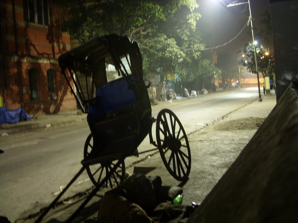 Kolkata at night, Rikshaw and driver. by Julian Nyča