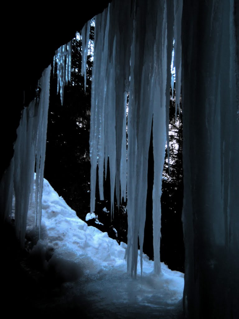 Pesey Nancroix Les Lanches cascade gelée by Marc Lacelle