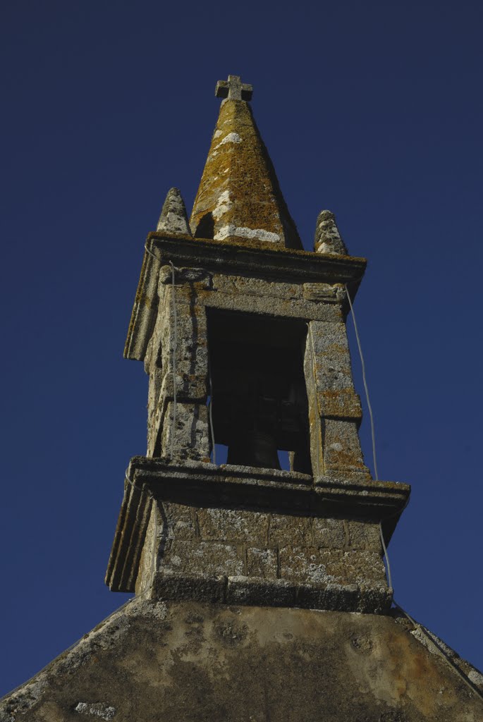 St. Cado, Morbihan, Kirchturm auf der Insel, verwittert by Uwe Gehring