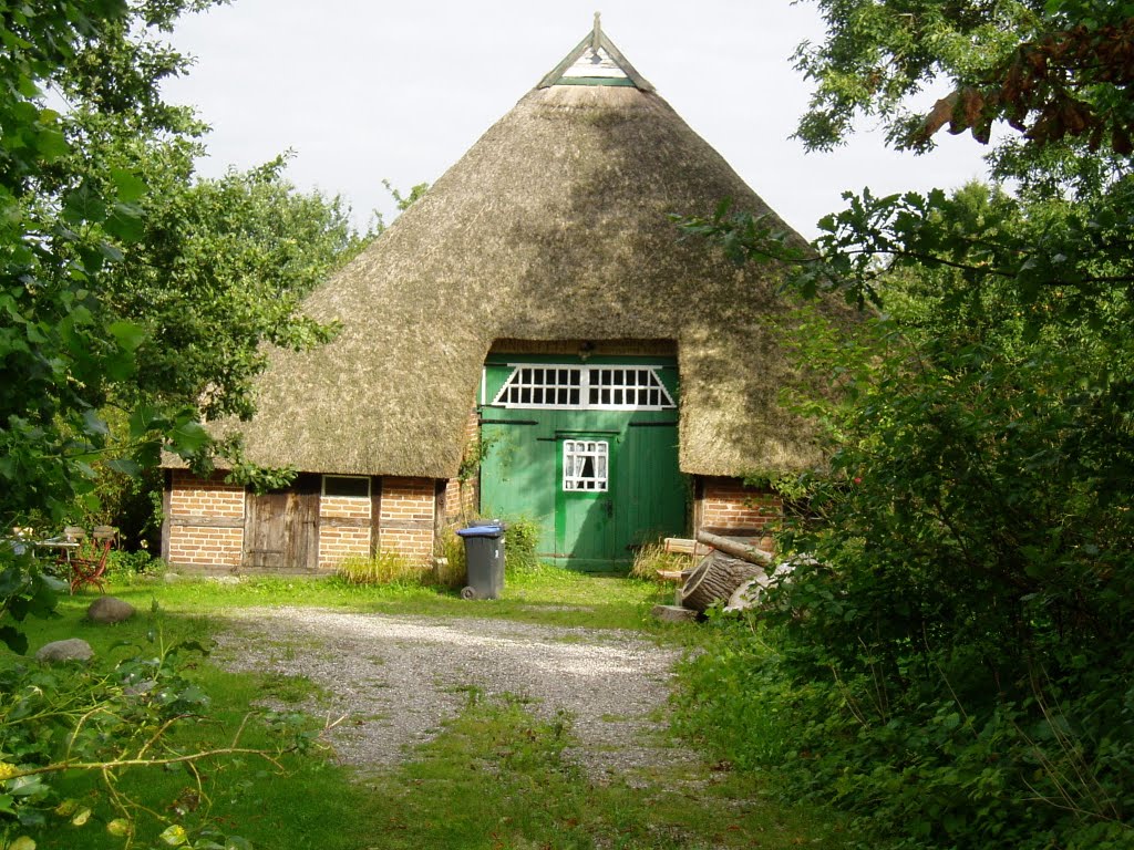 Altes reetgedecktes Handwerkerhaus (Baujahr 1793) in Döhnsdorf a.d. Ostsee (Sept. 2010) by Heinz Gansweidt