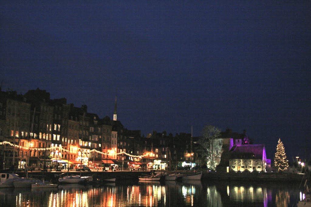 Honfleur : le Vieux Bassin illuminé (Noël 2006) by François Madic