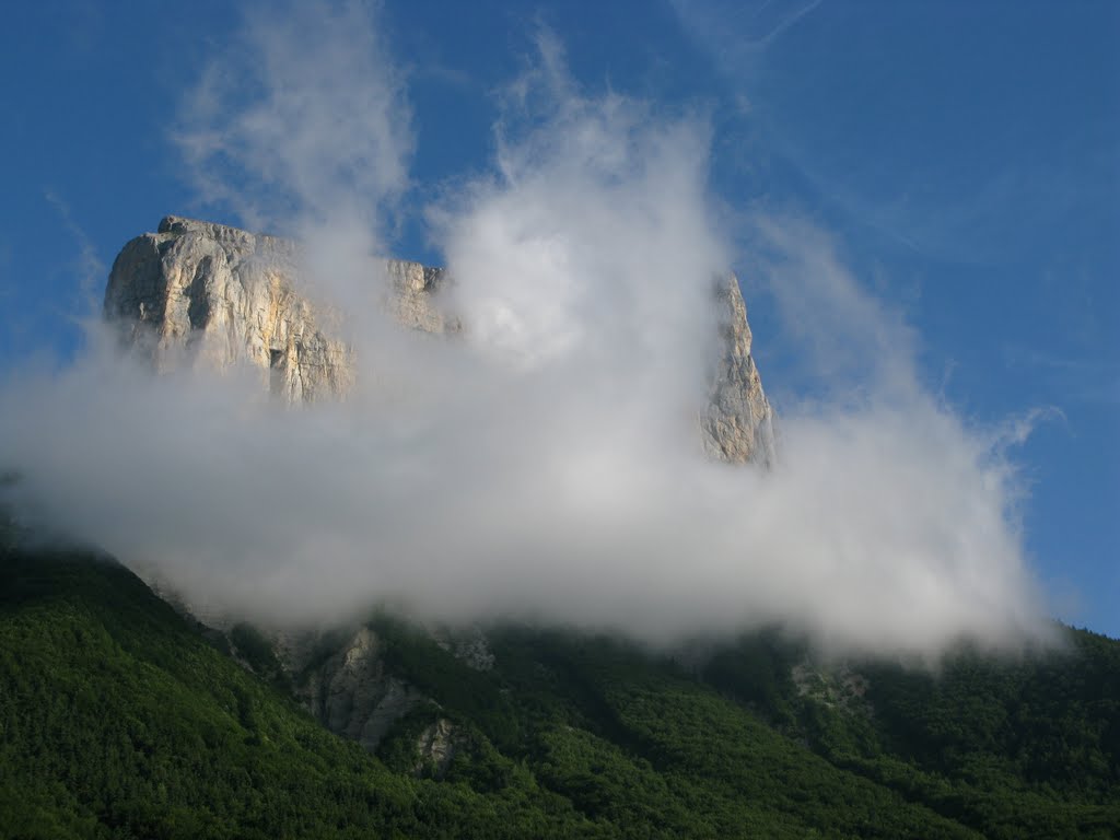 Mt. Aiguille en nuages by vlko1