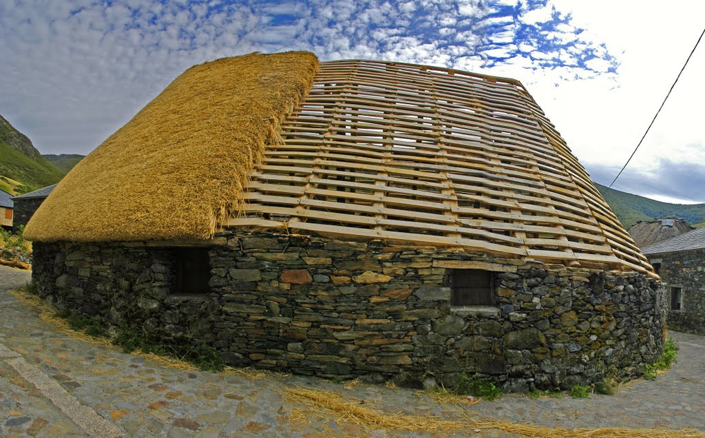 Palloza a medio teitar HDR by Eladio Osorio Monten…