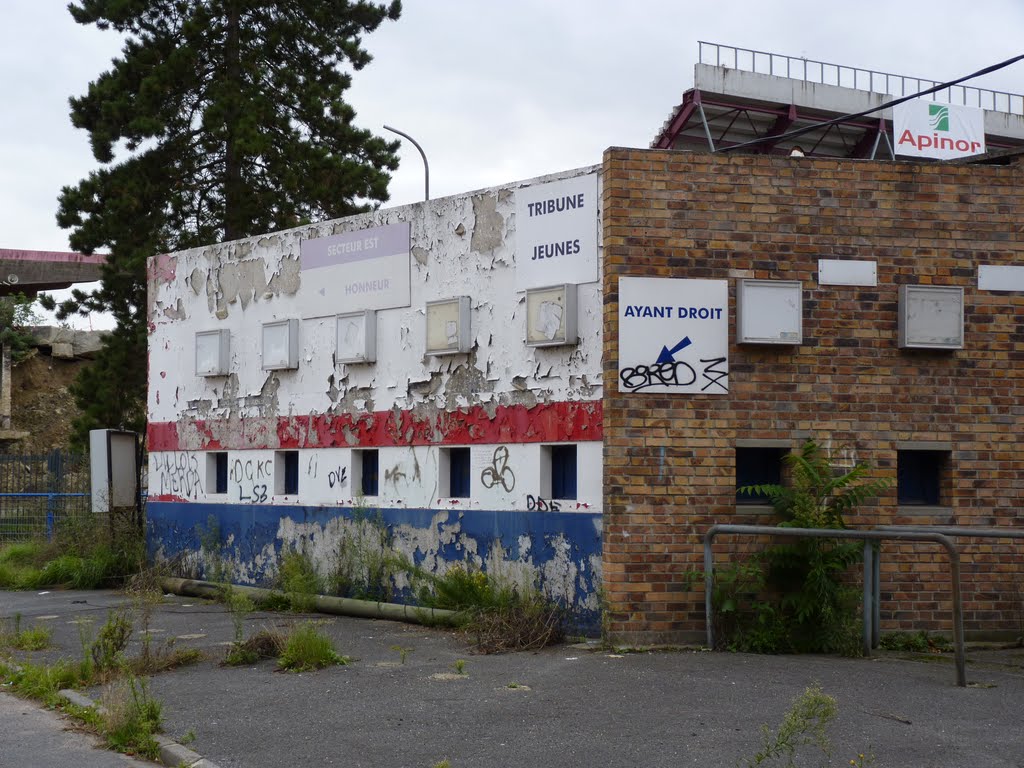 Lille - Deconstruction du Stade Grimonprez-Jooris à l'abandon (2010) by greg-007