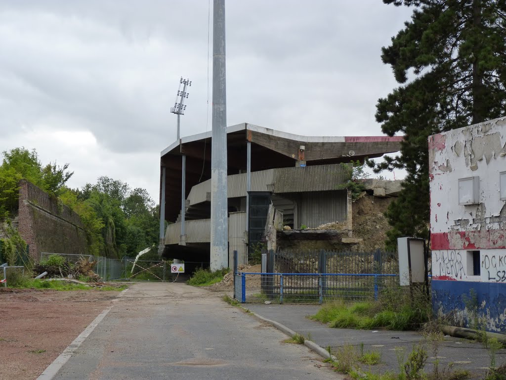 Lille - Deconstruction du Stade Grimonprez-Jooris à l'abandon (2010) by greg-007