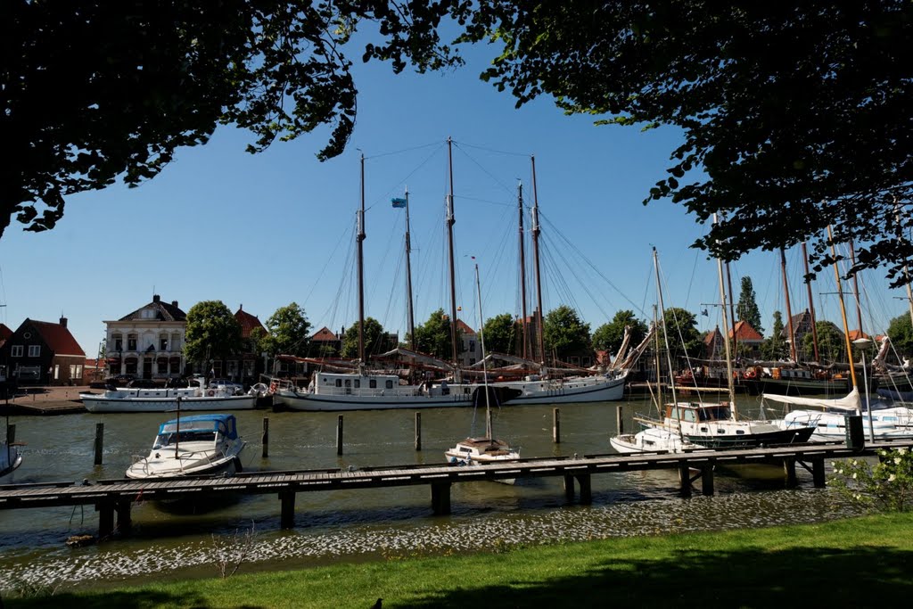 Medemblik - Achtereiland - View NW on Oosterhaven by txllxt