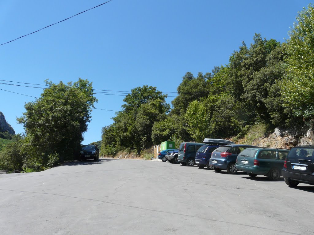 Parking chez le Superette à Domaine de la Sablière, Saint-Privat-de-Champclos by David Jimmink