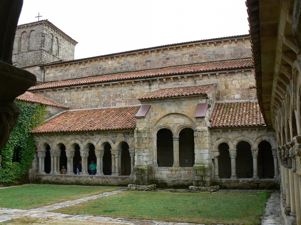 Claustro. Santillana del Mar. Cantabria by luisde