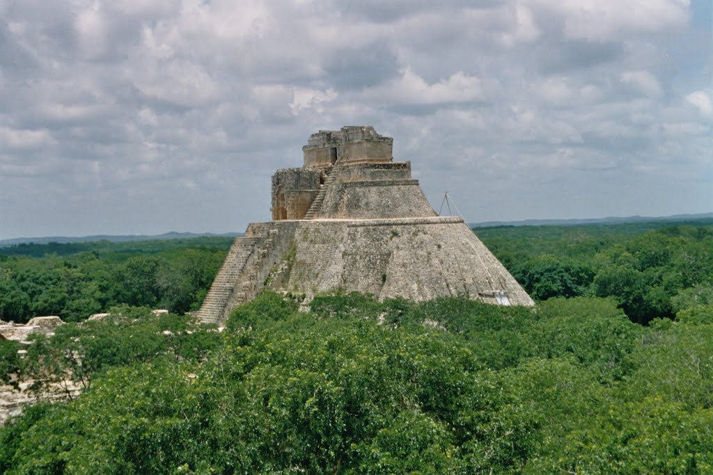 Uxmal - Pirámide del Adivino by Juande Mondría