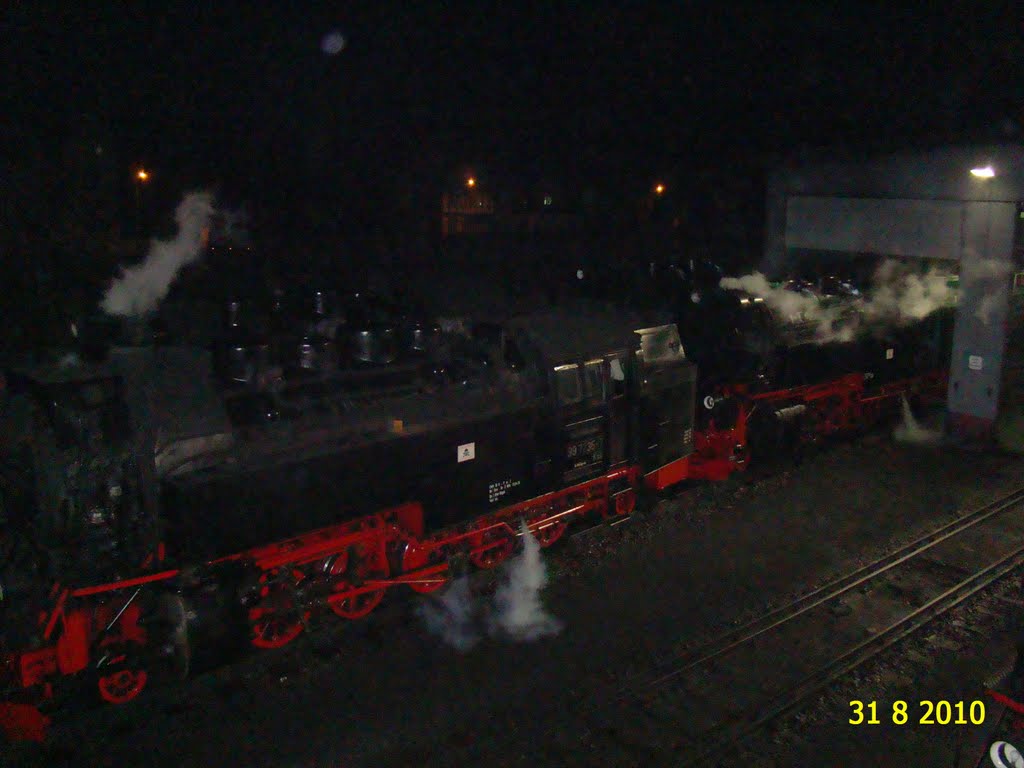 1149 31.08-07.09.10 Privébez HSB 8 31-08-10 Wernigerode HSB 2 loks onder stoom voor de loods by paklos