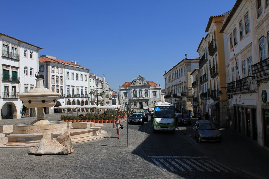 Chafariz da Praça do Giraldo by Silvanna & Rui