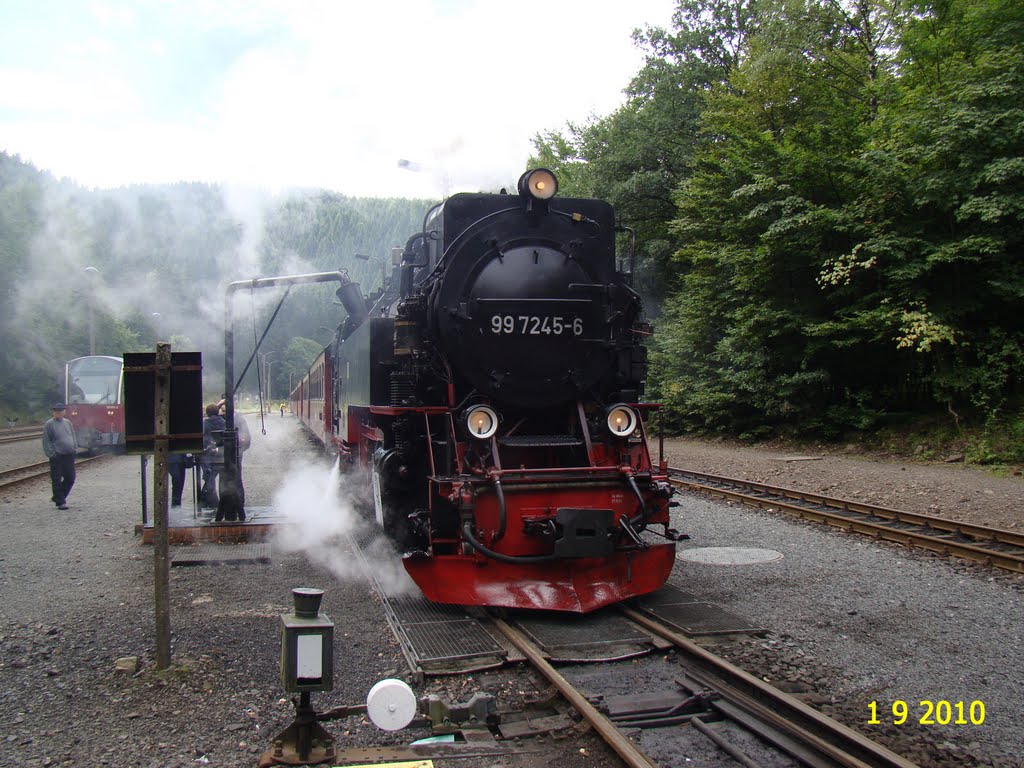 1158 31.08-07.09.10 Privébez HSB 17 01-09-10 Bahnhof Eisfelder Talmühle De 99 7245 neemt water by paklos