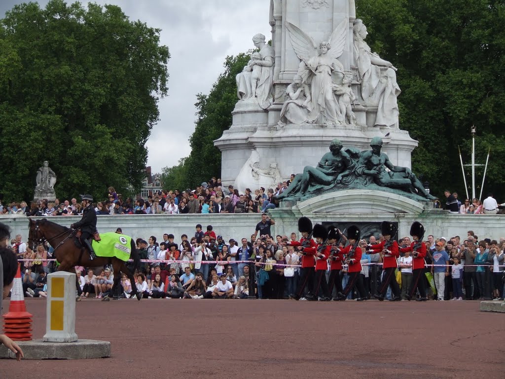 Londra, Cambio della Guardia by aldomichele