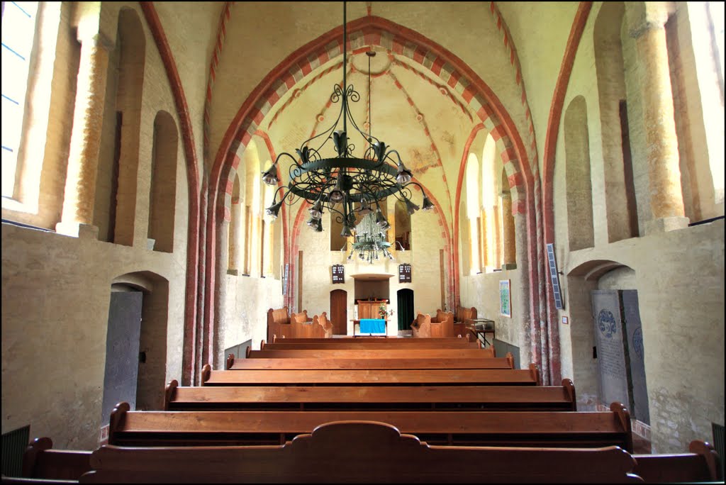 Woldendorp: Interieur Hervormde kerk richting het Oosten by © Dennis Wubs