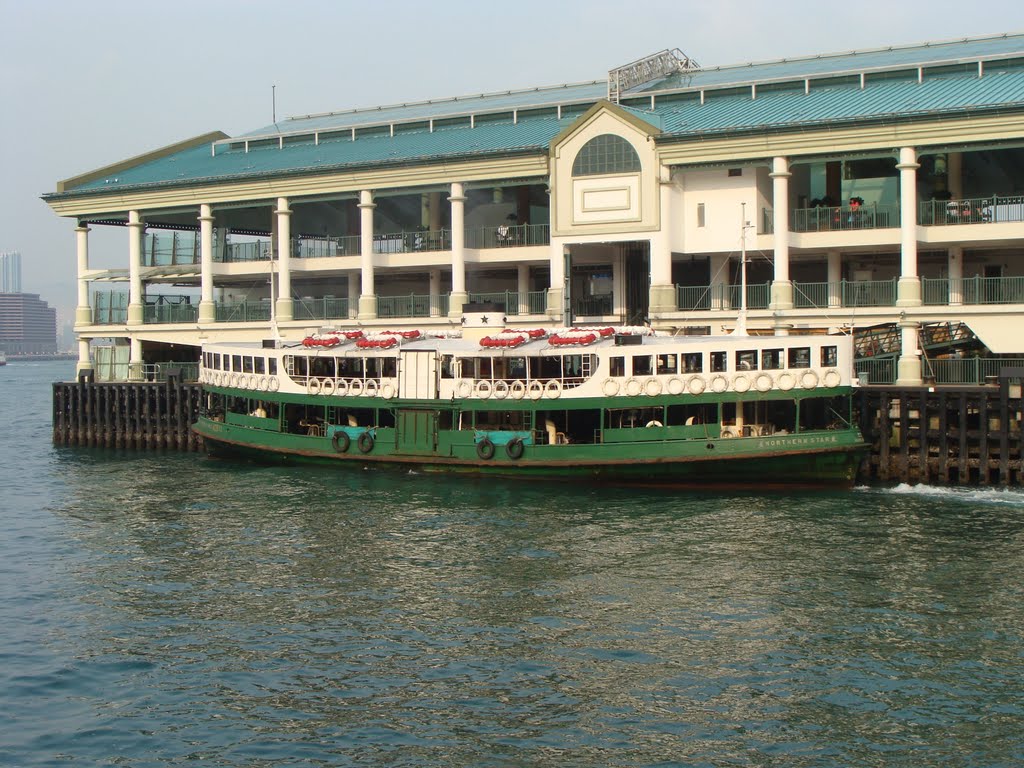 Hong Kong: Central Pier by zacathedingo2