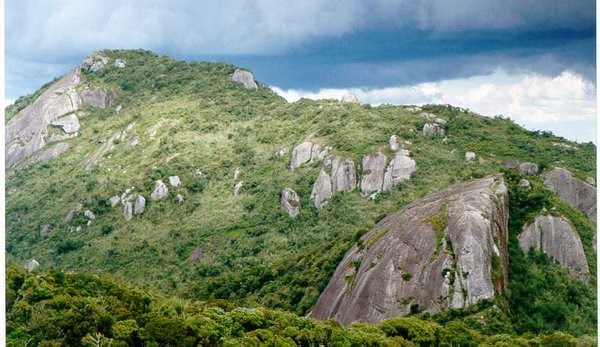 Pedra Redonda e Pedra Partida ao fundo vistas do Chapéu do Bispo by Augusto de Carvalho